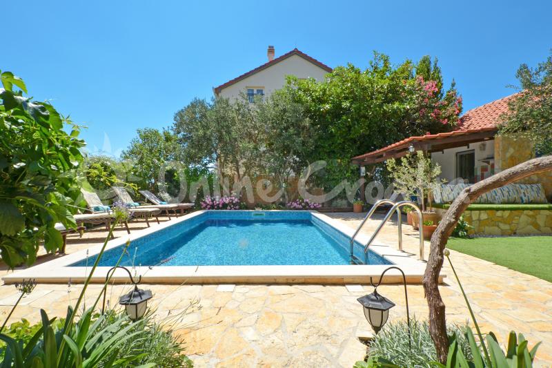 Villa Luxury with private pool (Okrug Gornji)